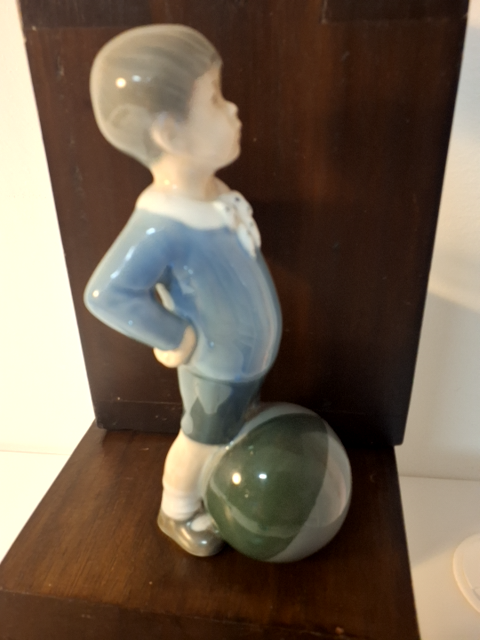 kongelig Porcelæn Dren med bold